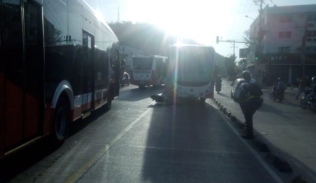 Accidente motociclista herido al chocar bus Transcaribe Cartagena: Motoclista resultó herido al chocar con un bus de Transcaribe en Cartagena