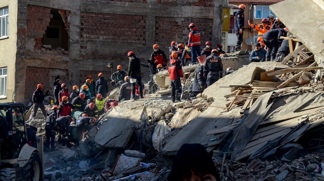 Al menos 21 muertos y más de mil heridos por terremoto en Turquía