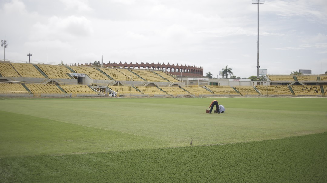 ¡Como un potrero! Así está la grama del estadio Jaime Morón