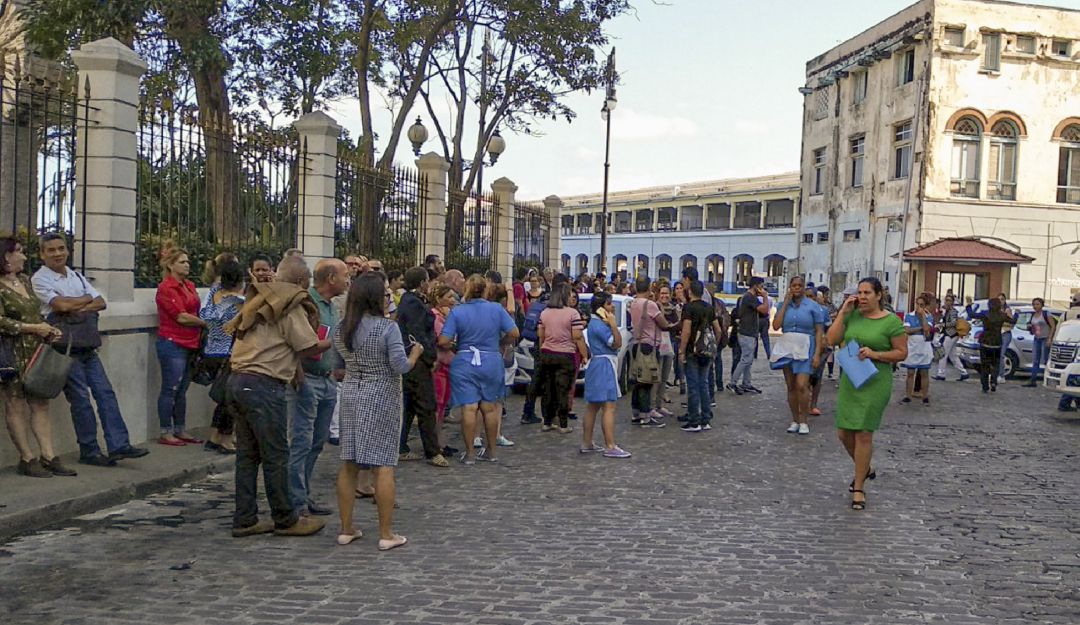 Alerta de tsunami tras fuerte sismo de 7,7 que sacudió el Caribe