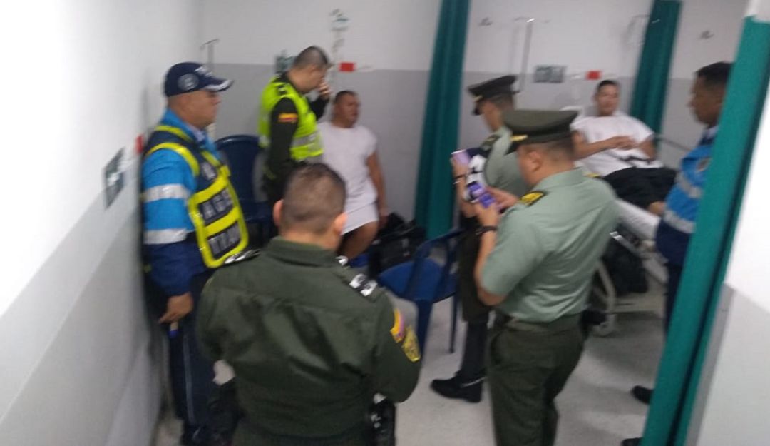 Atropellados dos guardas de transito por Policía en Cali: Atropellados dos guardas de transito por Policía en carril del Mío en Cali