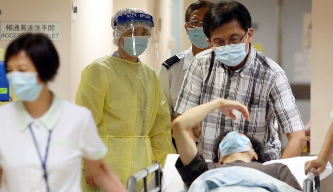 Coronavirus, hombre muere en la calle: Un hombre murió en plena calle en Wuhan, foco de la epidemia en China