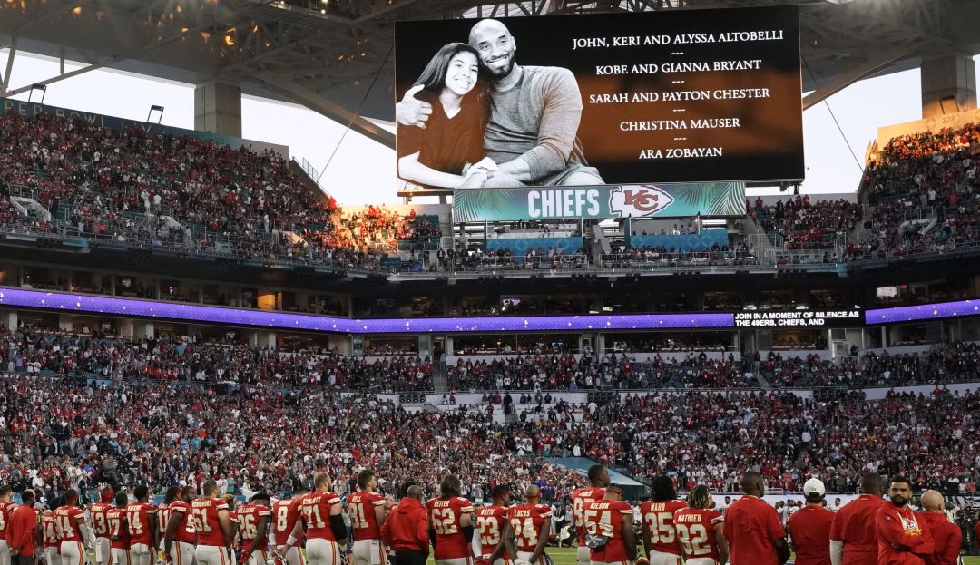 Kansas City Chiefs Vs San Francisco 49ers: Kobe Bryant es homenajeado por jugadores e hinchas en el Super Bowl