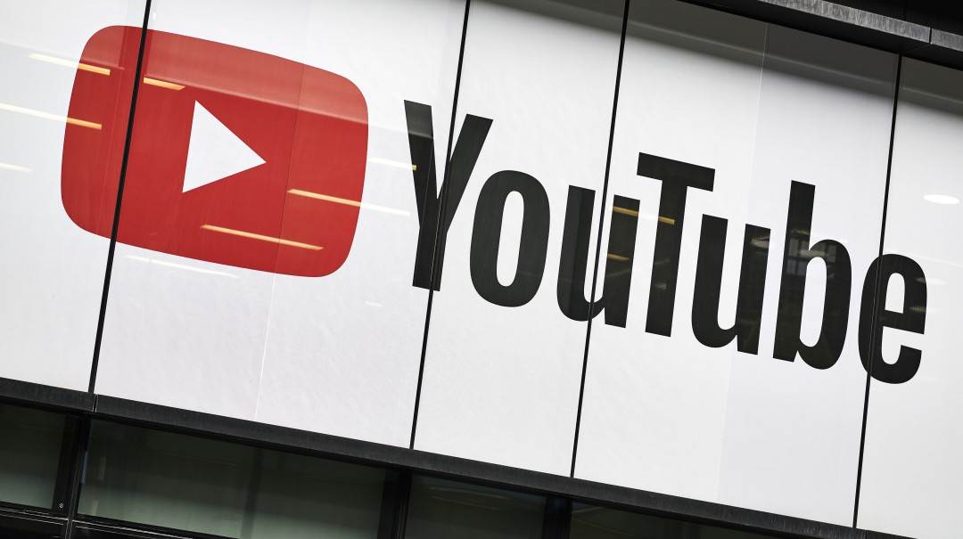 (VIDEO) Youtuber fingió tener coronavirus en metro y causó pánico