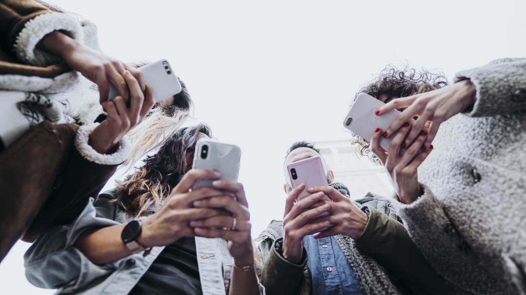 ¡Vuelve y juega! Se explotó celular mientras usuario dormía