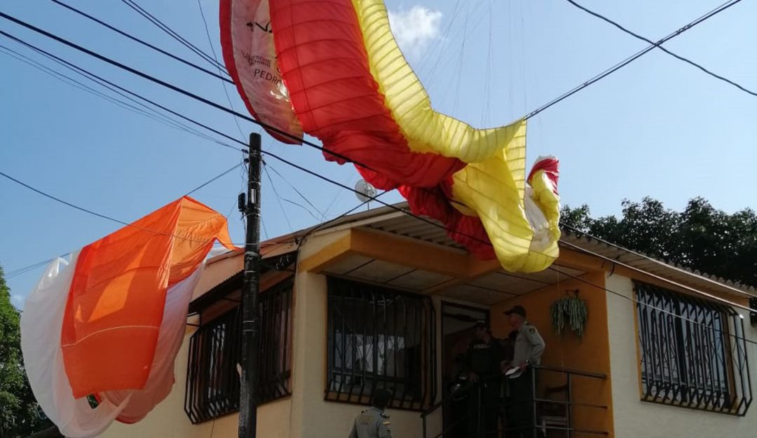 Así quedó el parapente luego del accidente en una vivienda en Armenia
