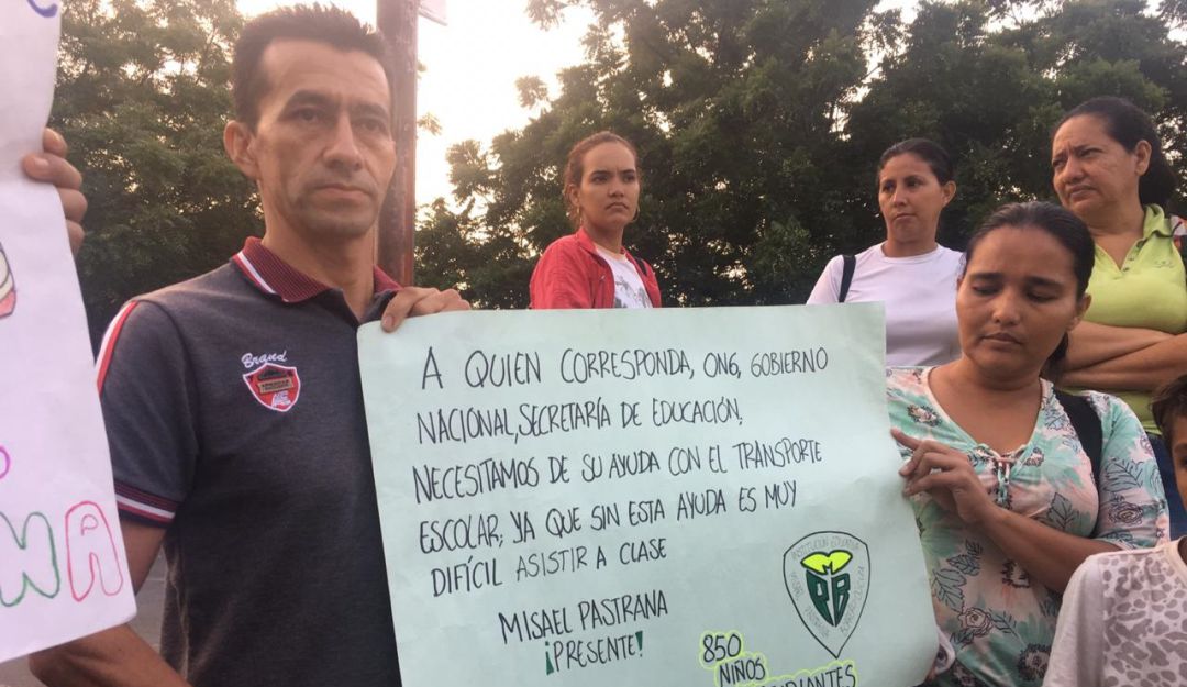 Padres de familia protestan por falta de transporte