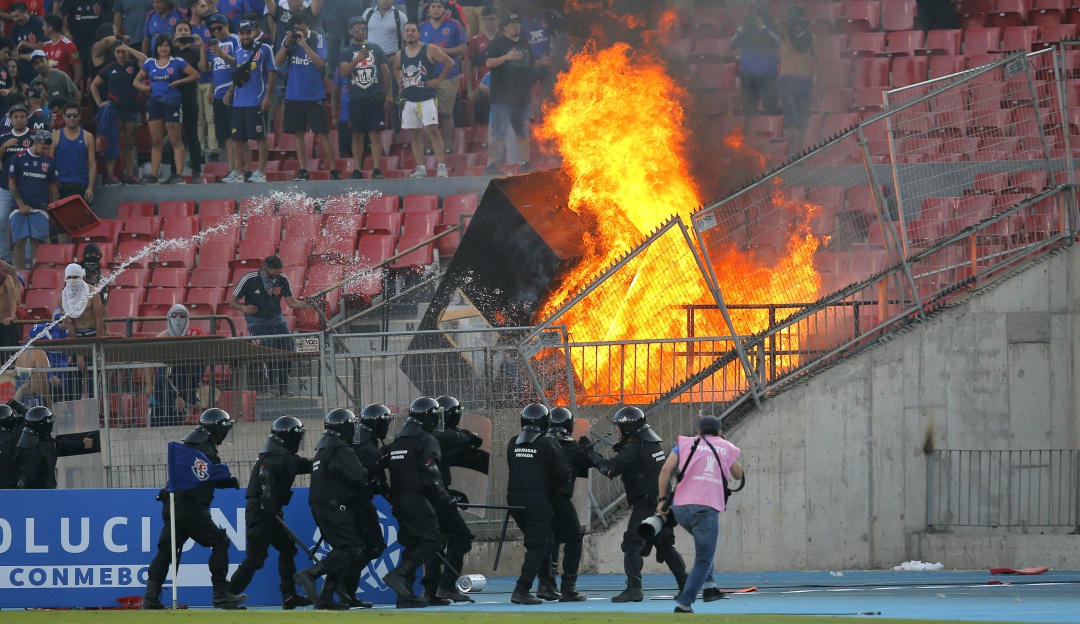 U de Chile Internacional fuego Copa Libertadores: Insólito: la U de Chile e Internacional igualaron en medio de las llamas