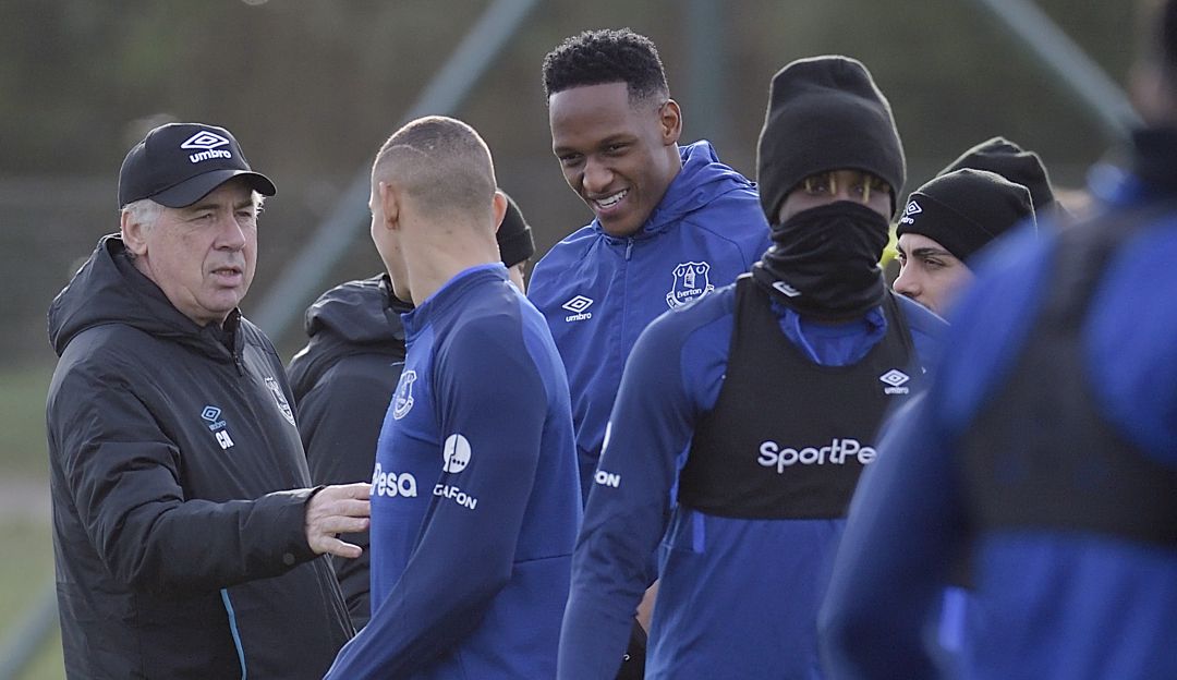 Ancelotti junto a Mina en un entrenamiento con el Everton