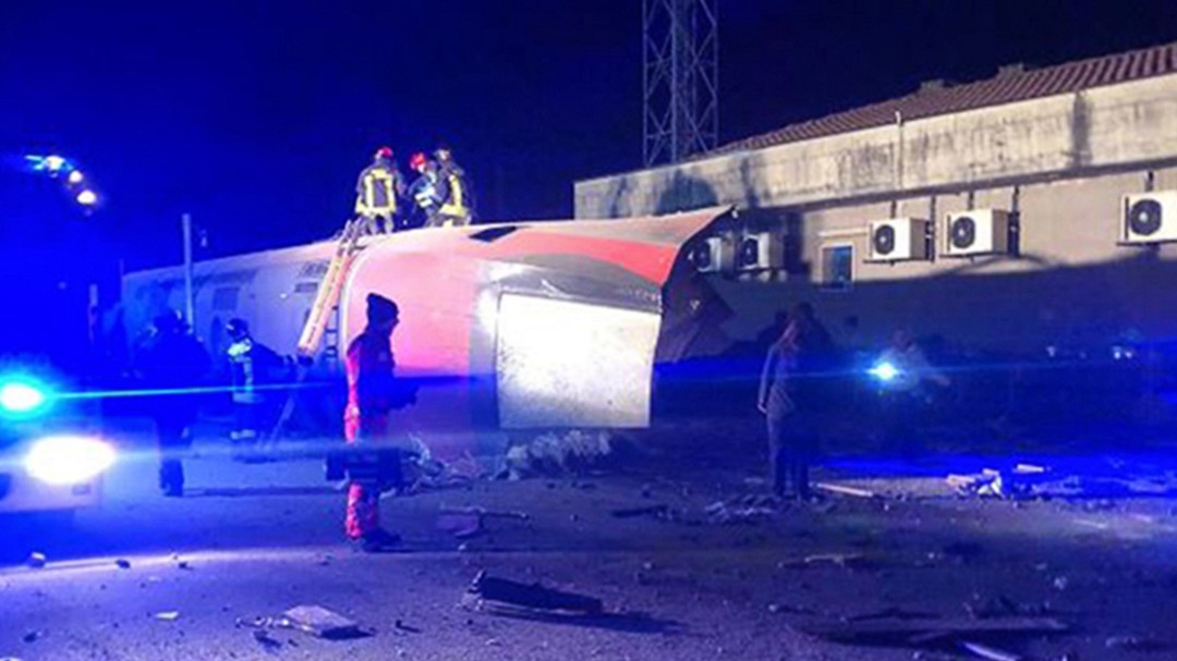 Descarrilamiento de tren en Italia deja dos muertos