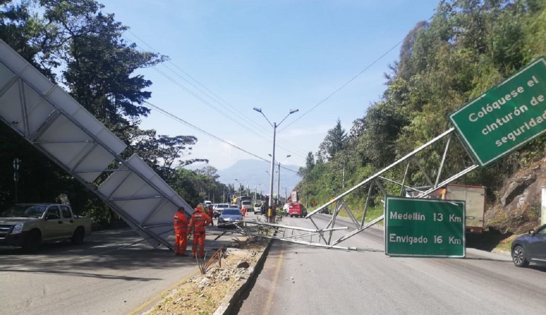 accidente las Palmas bus escolar: Una buseta escolar se estrelló en Las Palmas y ocasionó un trancón