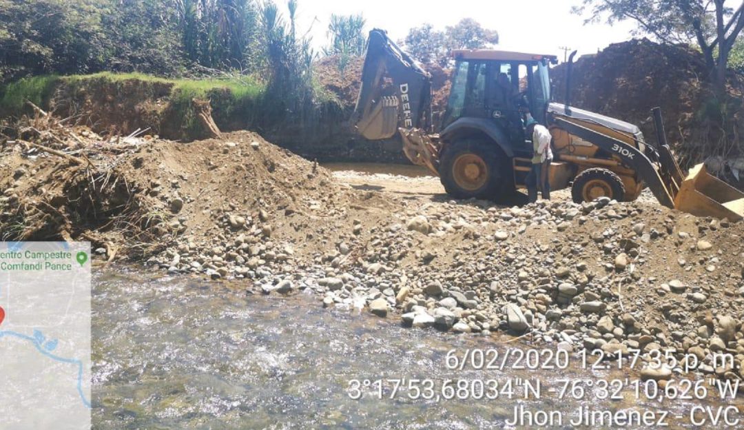 Siguen operativos en Pance. CVC y Policía incautan retroexcavadora: Siguen operativos en Pance. CVC suspende obra e incauta retroexcavadora