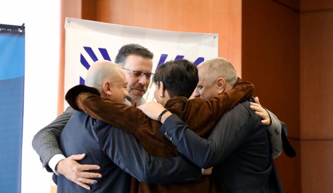 Atentado al Club el Nogal: Emotivo abrazo entre víctima y victimarios de atentado al Club el Nogal