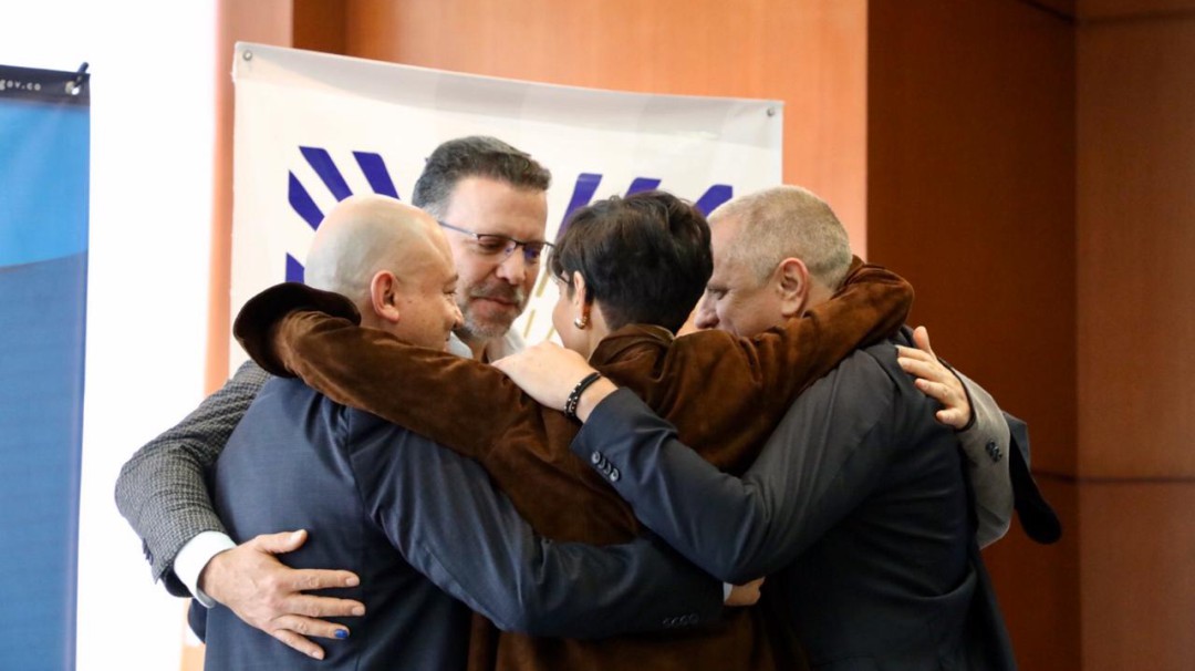 Emotivo abrazo entre víctima y victimarios de atentado al Club el Nogal