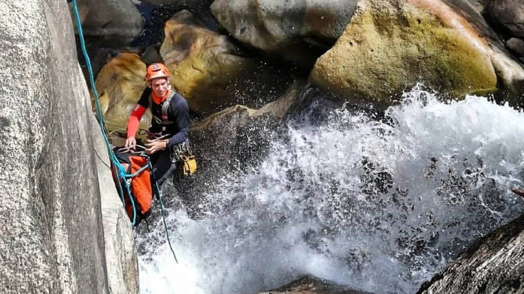 Descenso y exploración de cañones en Colombia