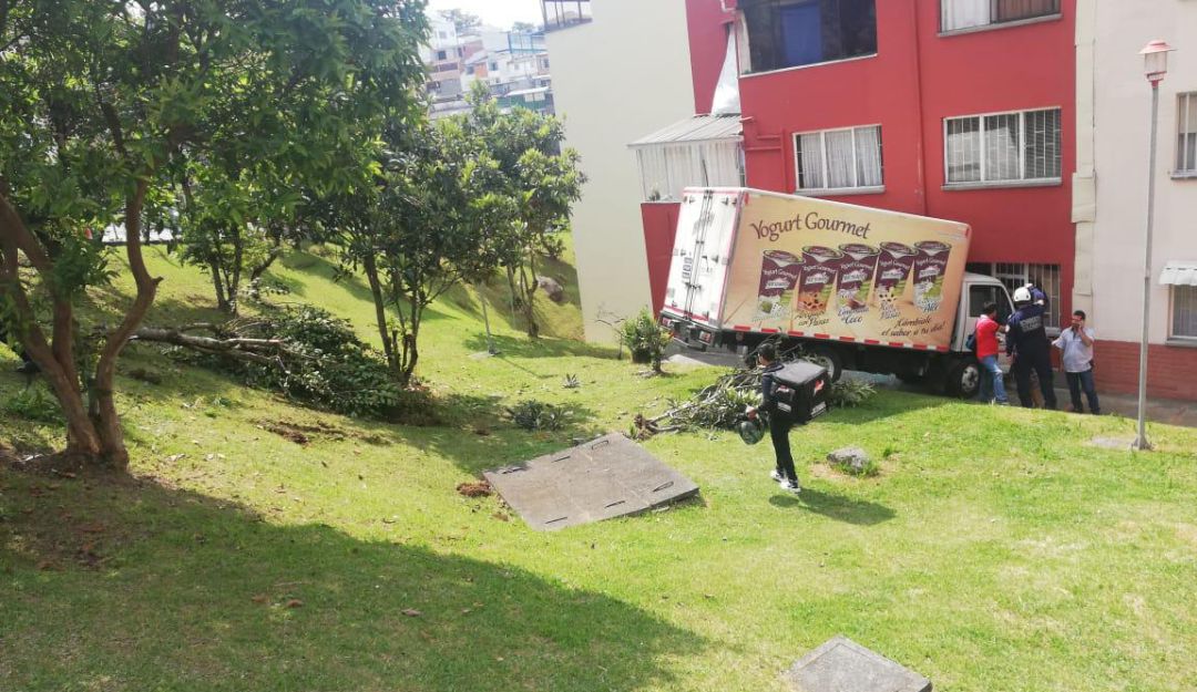 accidente; manizales; carro;: Vehículo de la empresa Normandy colisionó contra un edificio en Villapilar