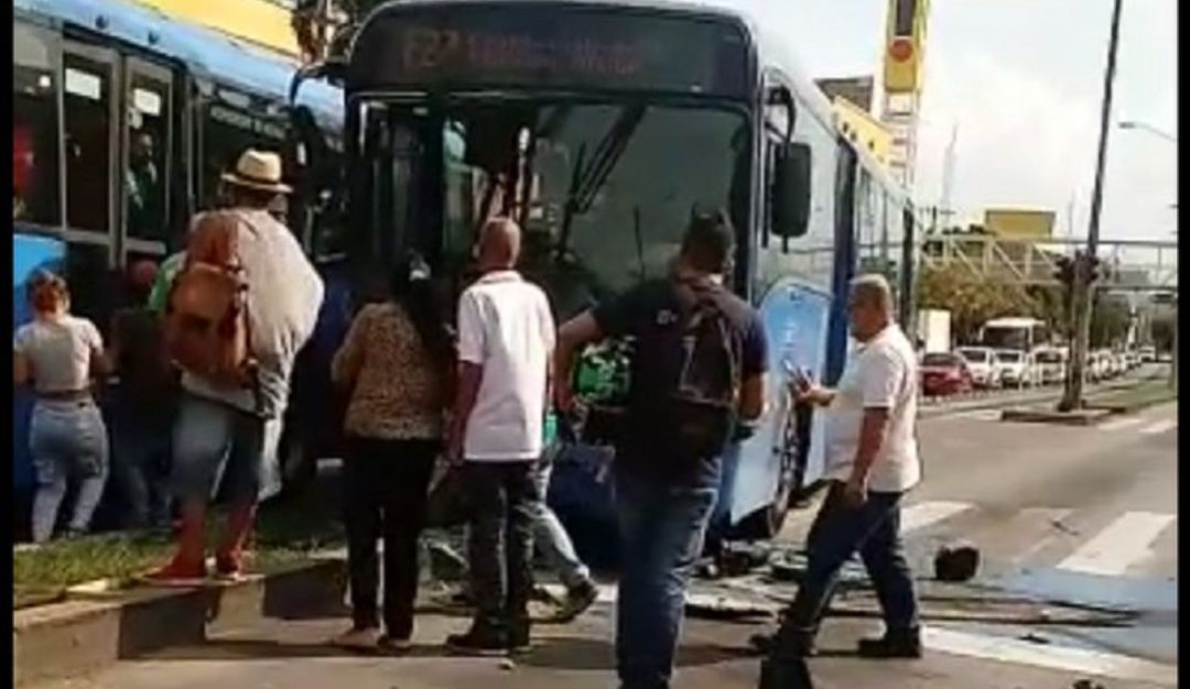 Choque con MIO en calle 5: Accidente entre bus del MIO y camioneta deja al menos siete lesionados