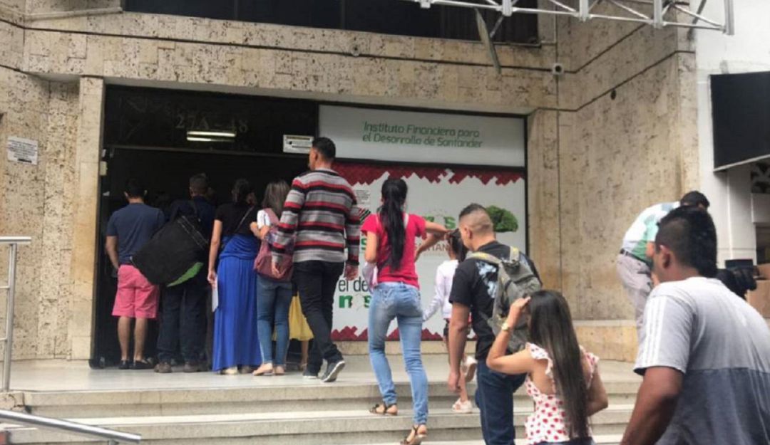 BUCARAMANGA OFICINA PASAPORTES DEMORAS FILAS: Oficina de pasaportes trabajará algunos sábados para depurar usuarios