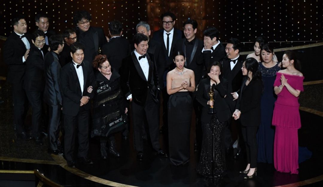 Elenco de la película 'Parasitos' tras obtener la estatuilla a mejor película.