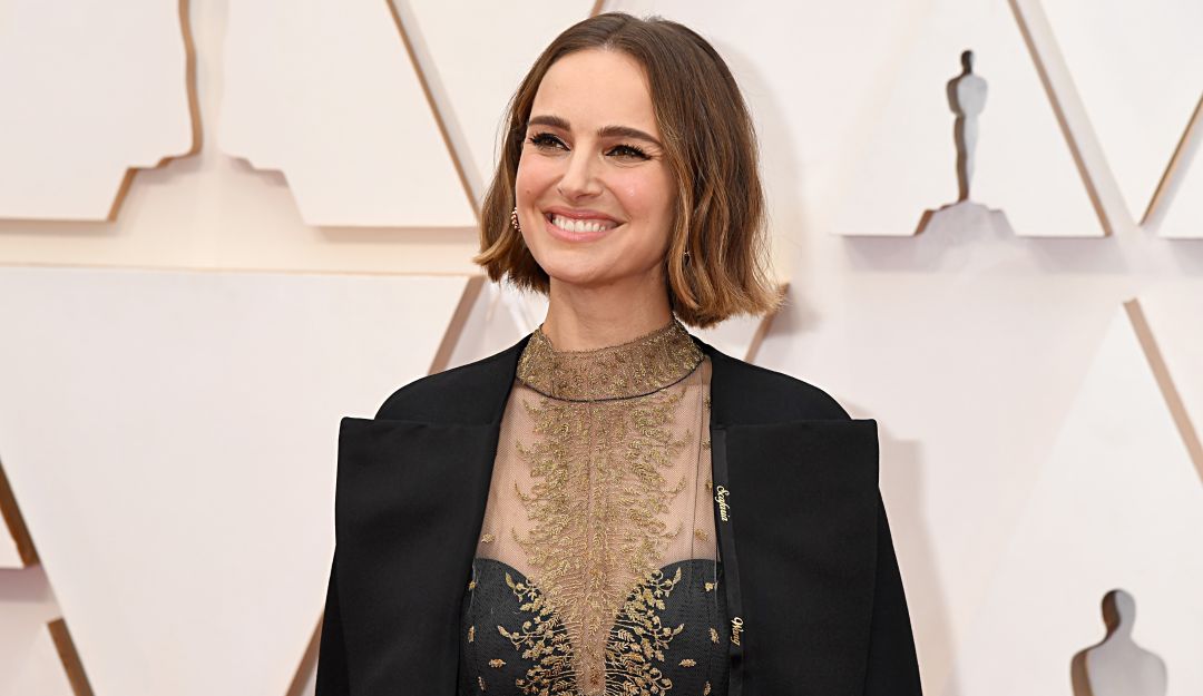 Vestidos de los Oscar, Natalie Portman: Con su vestido, Natalie Portman lanzó una fuerte crítica en los Óscar