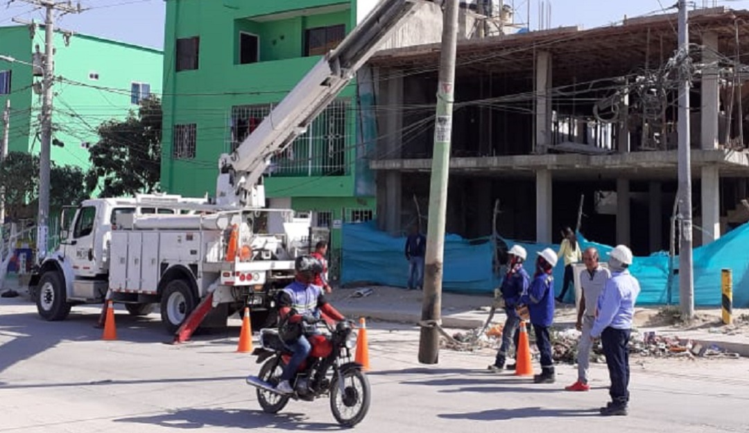 Postes en Soledad: Retiran postes que estaban en la mitad de una vía en barrio de Soledad