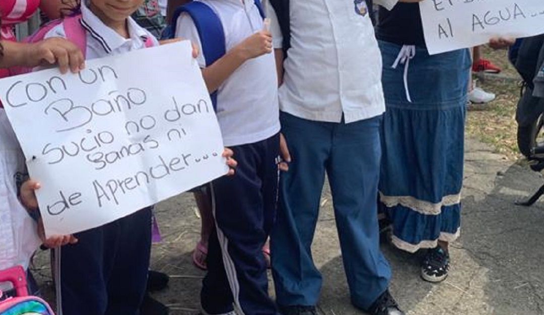 Quejas sanitarias: Institución educativa en Terrón Colorado lleva más de un año sin agua