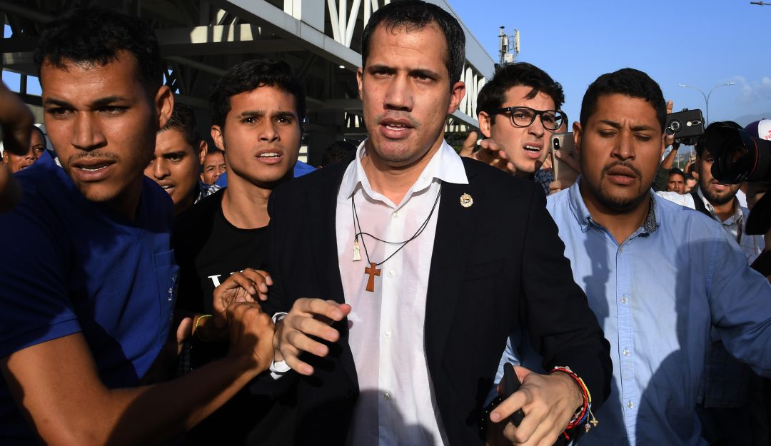Guaidó vuelve a Venezuela: Guaidó es recibido con una paliza de oficialistas al aterrizar en Caracas