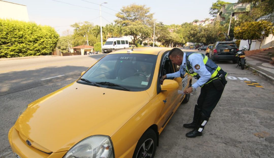 BUCARAMANGA REVISARÁN TAXÍMETROS TAXISTAS FLORIDABLANCA: Inició revisión obligatoria a taxímetros en Floridablanca