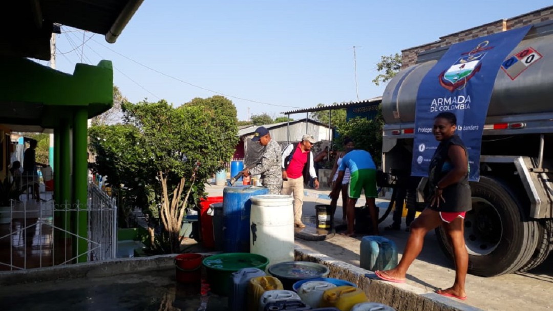 La Armada lleva agua a miles de sucreños azotados por la sequía