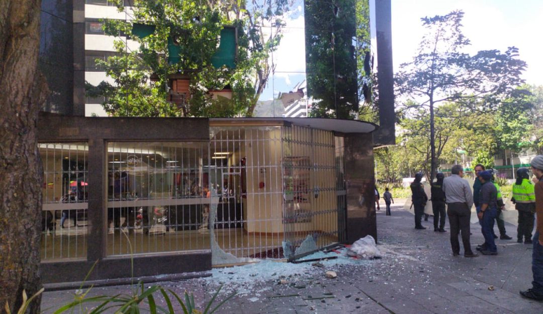 Noticias Bogotá: Encapuchados dañan instalaciones de un Davivienda: Encapuchados protagonizaron desmanes en la calle 72 con 11