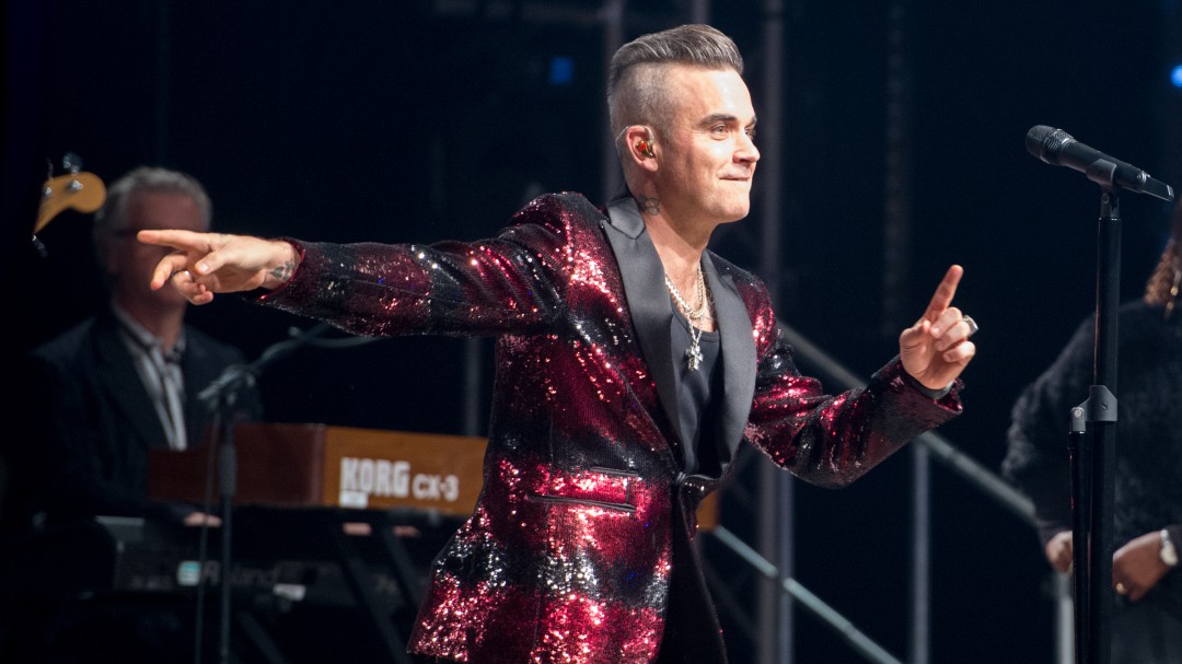Al ritmo de Robbie Williams celebre su cumpleaños con cinco de sus éxitos