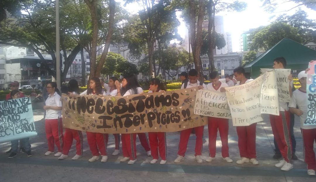 Personas con discapacidad en el Tolima: Niños sordos de Ibagué esperan ser escuchados