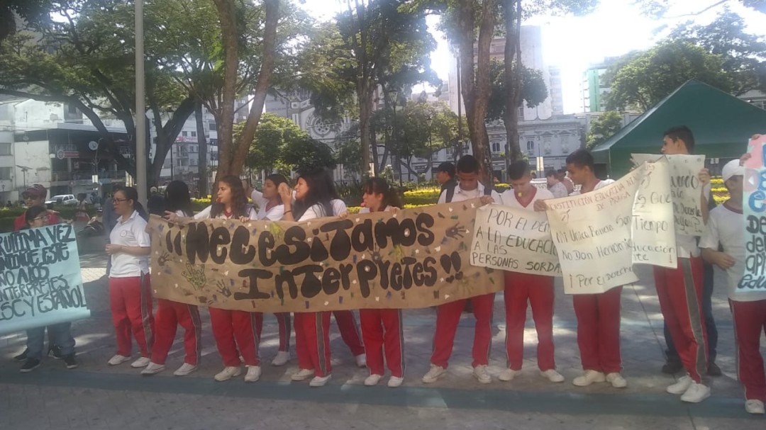 Niños sordos de Ibagué esperan ser escuchados