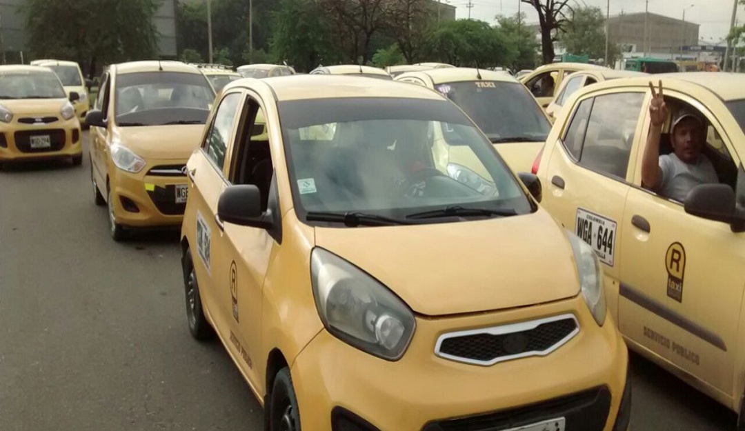 Noticias Bogotá: Taxistas agreden a hombre por ser supuestamente un Uber: Creyendo que era Uber, taxista amenaza con cuchillo a padre e hija