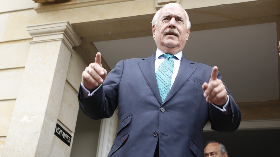 Pastrana pide desengavetar investigación sobre la reelección de Santos