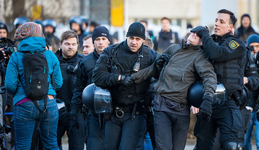 Noticias internacionales: Detienen a 12 ultraderechistas alemanes: A la cárcel últraderechistas alemanes por presunto terrorismo