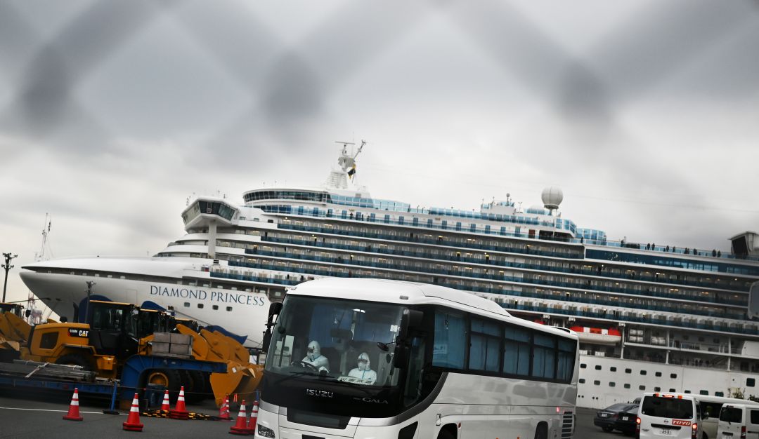Coronavirus estadounidenses: Empieza evacuación de 40 estadounidenses del crucero en cuarentena en Japón