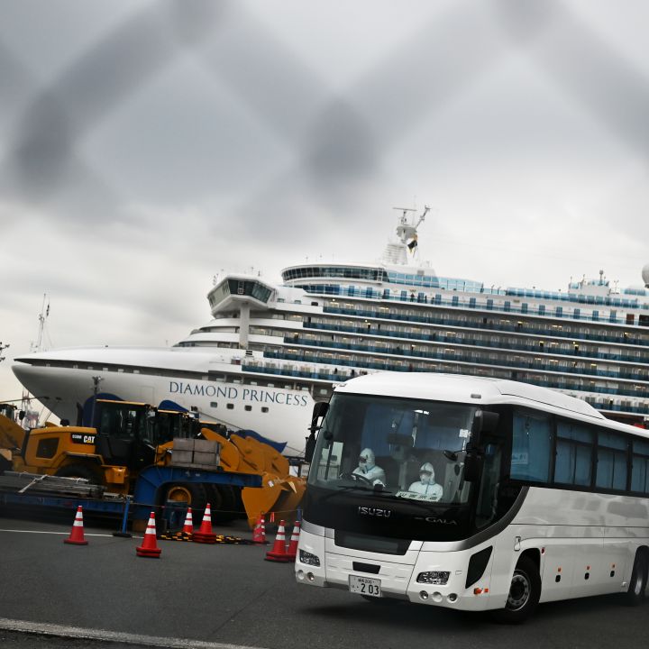 Empieza evacuación de estadounidenses del crucero en cuarentena en Japón