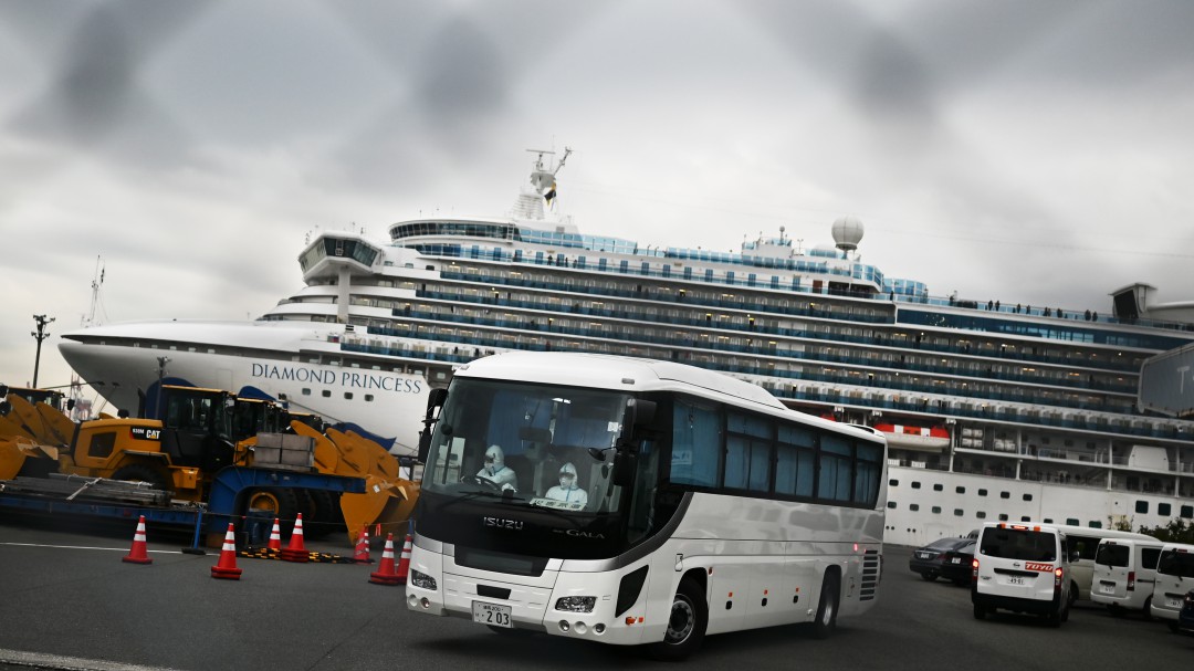 Empieza evacuación de estadounidenses del crucero en cuarentena en Japón
