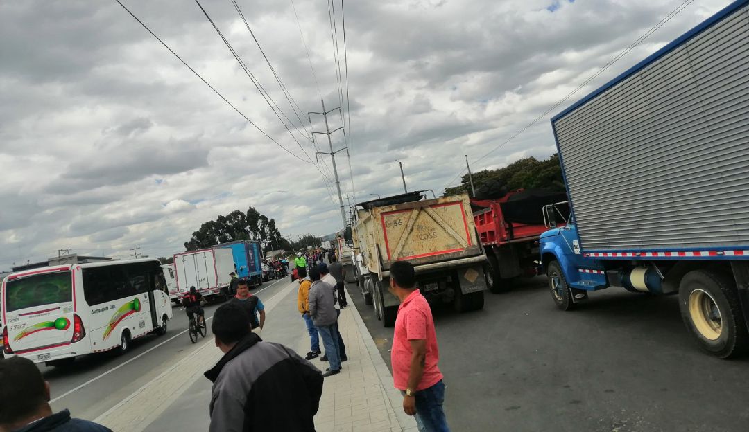 Noticias Bogotá: Plan tortuga de conductores de carga pesada en la calle 80: Plan tortuga de camioneros genera trancón en la calle 80