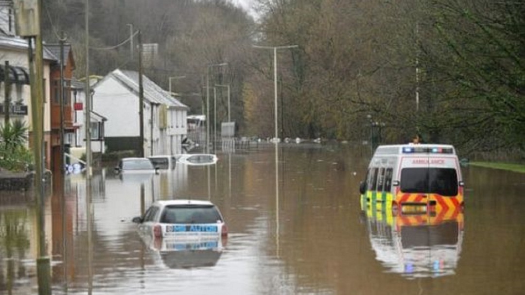Inundaciones y caos en el transporte del Reino Unido por la tormenta Dennis