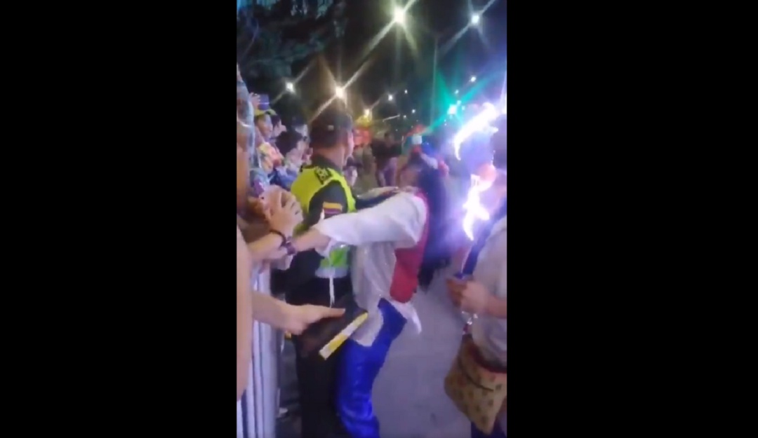 Acoso de mujer a policía en Carnaval de Barranquilla: ¡No es fiesta! Mujer acosa a policía en Carnaval de Barranquilla
