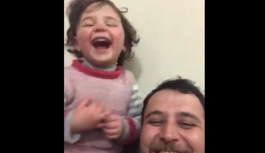 Papá sirio hace reír a su hija en medio de bombas: En plena guerra, papá sirio creó juego para que su hija no sienta miedo