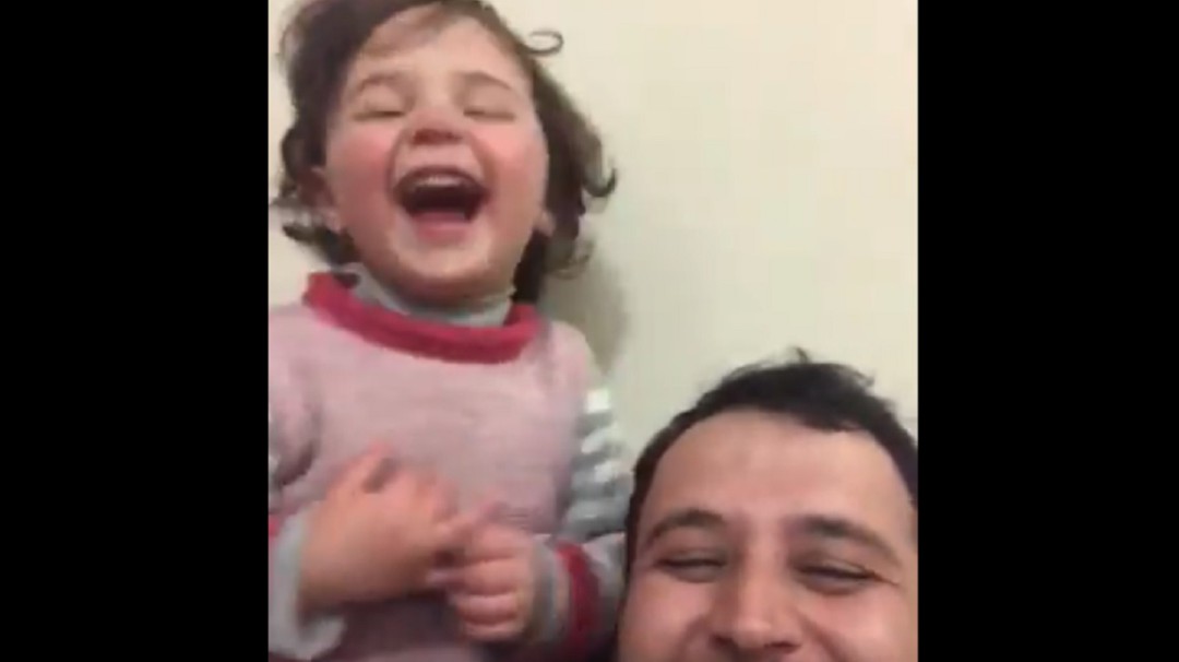 En plena guerra, papá sirio creó juego para que su hija no sienta miedo