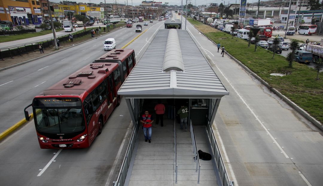 Noticias Bogotá: Ebrio en Transmilenio intentaba 'protegerse' del COVID-19: (Video) Ebrio en TM intentando 'protegerse' del COVID-19