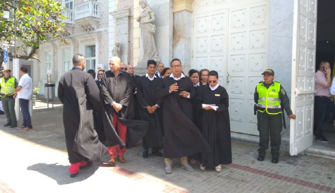 Jueces de Cartagena protestan en evento donde asistió el presidente Duque: Jueces de Cartagena protestan en evento donde asistió el presidente Duque