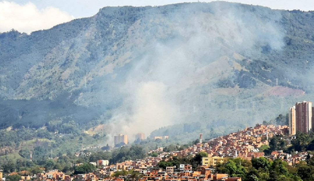 Incendios Forestales: Bomberos atiende otro incendio cerca al túnel de Oriente en Medellín