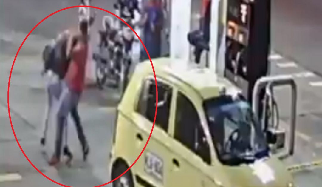 (VIDEO) Mujer golpeada por taxista al momento de pagar carrera: Taxista golpeó a mujer en Cartago por pagarle con billete de $50.000