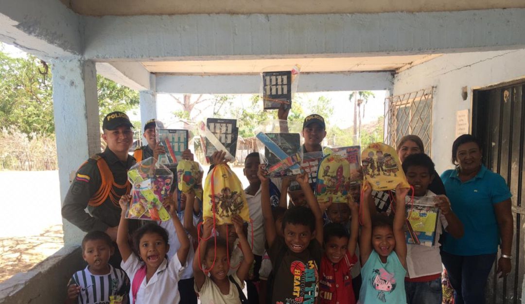 Policía Nacional entregó kits escolares en zona rural de Arjona: Policía Nacional entregó kits escolares en zona rural de Arjona