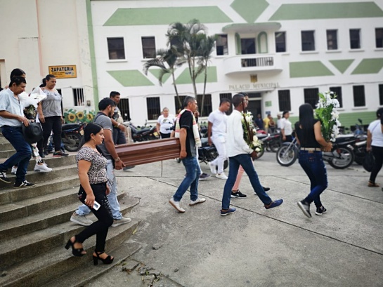 Falsos positivos en Colombia: Sepelio digno para primera víctima identificada por la JEP Falsos positivos en Colombia: Sepelio digno para primera víctima identificada por la JEP